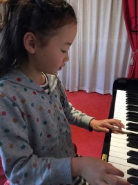 姉妹でピアノを習う